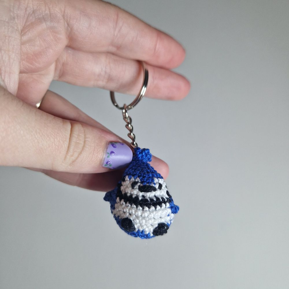 Microcrochet Blue Jay bird keyring